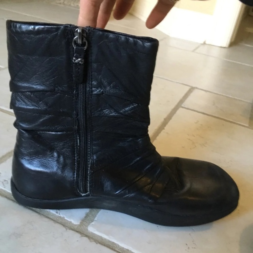 Earth brand black boots